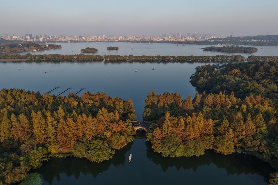 L'area panoramica del Lago dell'Ovest a Hangzhou, nella provincia del Zhejiang, Cina orientale. (21 novembre 2025 - Xinhua/Huang Zongzhi)
