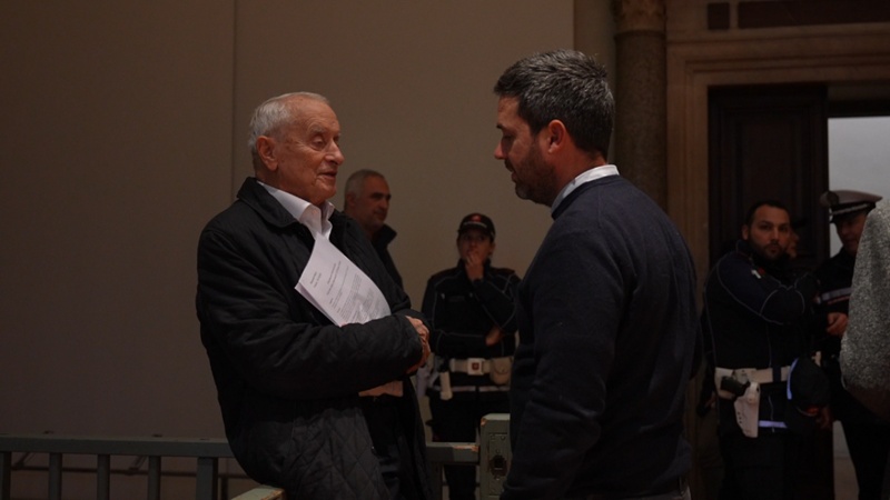 Mario Razzanelli (a sinistra) al Comune di Firenze.