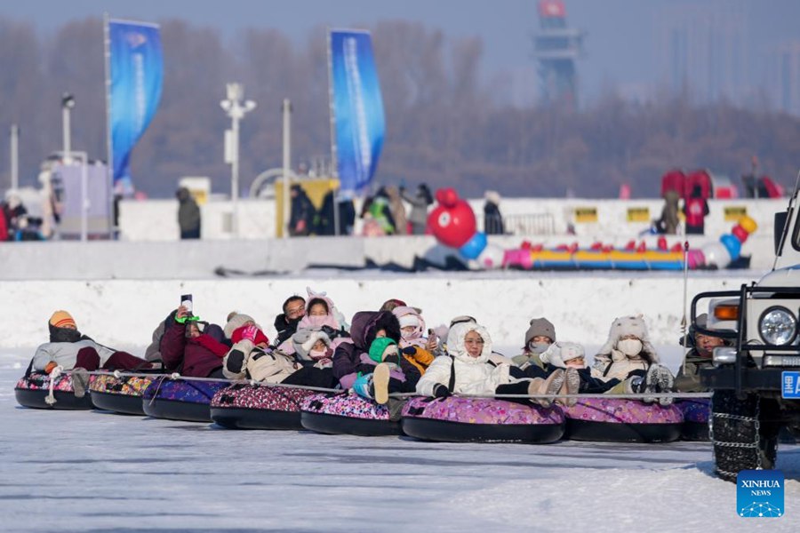 Il fiume Songhua ghiacciato ad Harbin attira visitatori per le attività a tema ghiaccio e neve