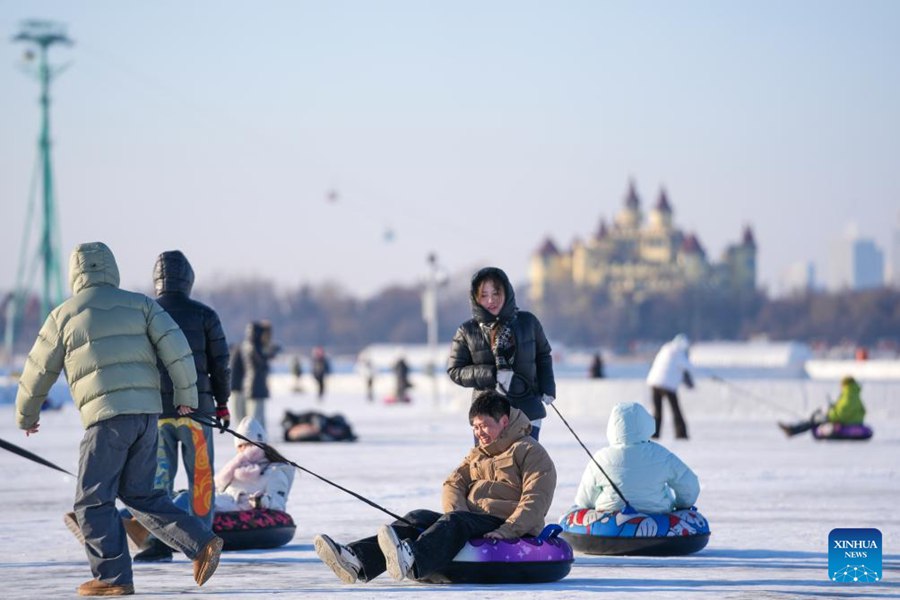 Il fiume Songhua ghiacciato ad Harbin attira visitatori per le attività a tema ghiaccio e neve