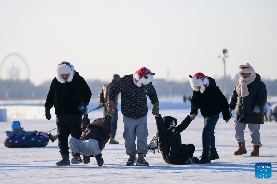 Il fiume Songhua ghiacciato ad Harbin attira visitatori per le attività a tema ghiaccio e neve
