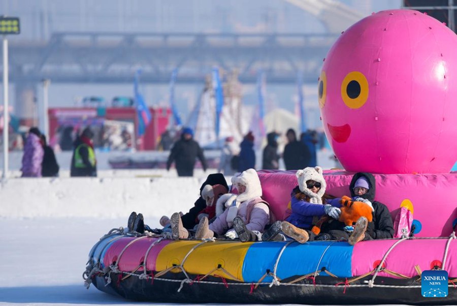 Il fiume Songhua ghiacciato ad Harbin attira visitatori per le attività a tema ghiaccio e neve