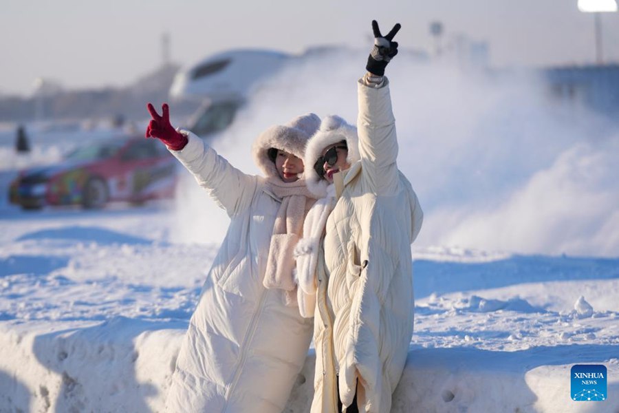 Il fiume Songhua ghiacciato ad Harbin attira visitatori per le attività a tema ghiaccio e neve