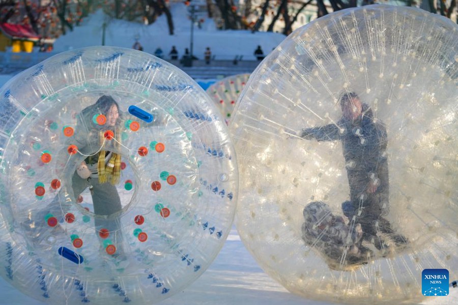 Il fiume Songhua ghiacciato ad Harbin attira visitatori per le attività a tema ghiaccio e neve