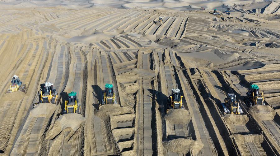 Xinjiang, agricoltori locali combattono la desertificazione nella contea di Moyu