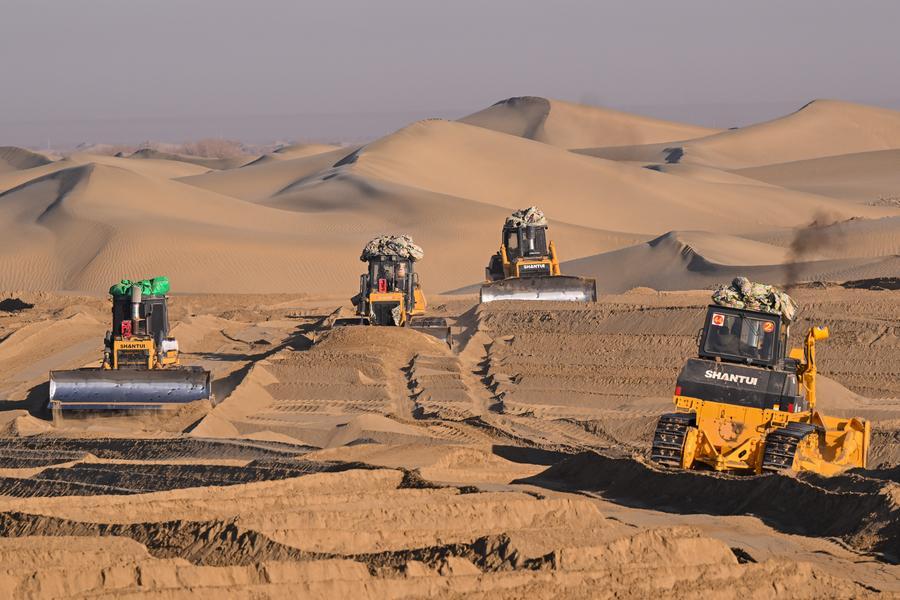Xinjiang, agricoltori locali combattono la desertificazione nella contea di Moyu