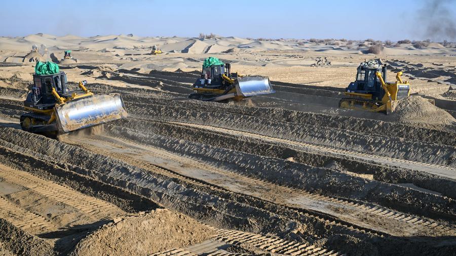 Xinjiang, agricoltori locali combattono la desertificazione nella contea di Moyu