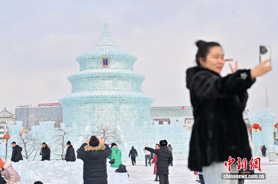 Una gigantesca scultura di ghiaccio raffigurante la Sala delle Preghiere per il Buon Raccolto attira folle di visitatori a Changchun