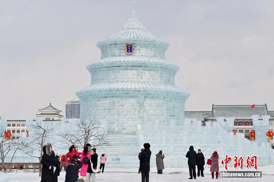 Una gigantesca scultura di ghiaccio raffigurante la Sala delle Preghiere per il Buon Raccolto attira folle di visitatori a Changchun