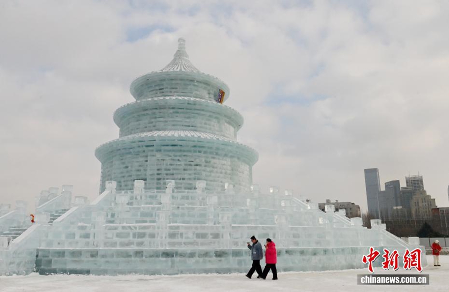 Una gigantesca scultura di ghiaccio raffigurante la Sala delle Preghiere per il Buon Raccolto attira folle di visitatori a Changchun
