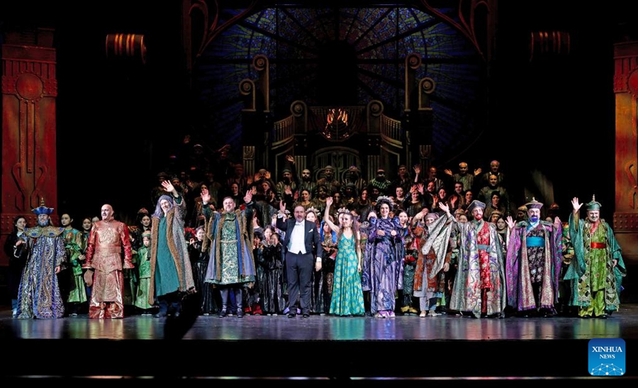 Il cast e la troupe dell'opera Turandot salutano il pubblico dopo lo spettacolo al Gran Teatro di Chongqing nel sud-ovest della Cina. (10 gennaio 2026 - Xinhua)