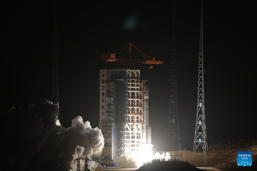 Una versione modificata del razzo Long March-6, con a bordo il satellite per telerilevamento Yaogan-50 01, decolla dal Centro di lancio satellitare di Taiyuan, nella provincia dello Shanxi, nel nord della Cina. (13 gennaio 2026 - Xinhua/Wang Yapeng)