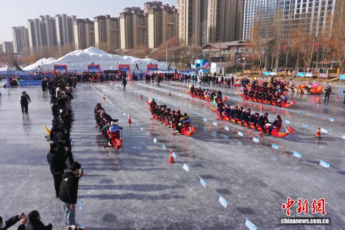 Qinghai, al via la prima gara di barche drago su ghiaccio