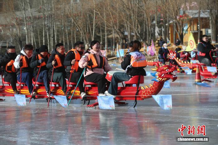 Qinghai, al via la prima gara di barche drago su ghiaccio