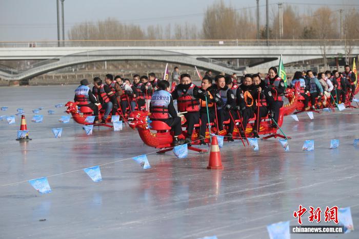 Qinghai, al via la prima gara di barche drago su ghiaccio