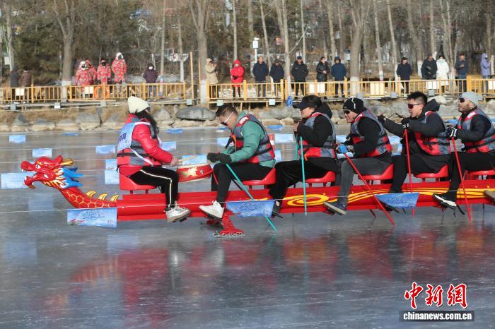 Qinghai, al via la prima gara di barche drago su ghiaccio
