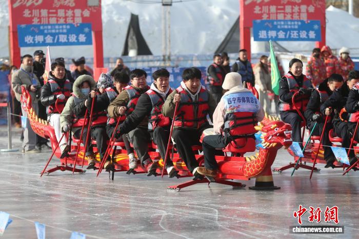 Qinghai, al via la prima gara di barche drago su ghiaccio