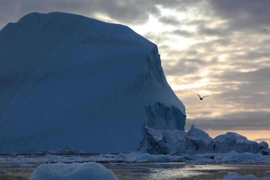 Un iceberg nella baia di Disko, vicino a Ilulissat, in Groenlandia, territorio autonomo della Danimarca. (22 marzo 2025 - Xinhua/Zhao Dingzhe)