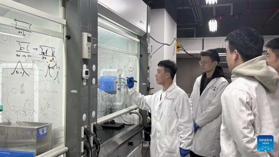 Zhang Shuchen (primo a sinistra), membro di un team di ricerca internazionale, è ritratto in un laboratorio dell'Università di Scienza e Tecnologia della Cina a Hefei, nella provincia dell'Anhui, nella Cina orientale. (14 gennaio 2026 - Università di Scienza e Tecnologia della Cina/via Xinhua)