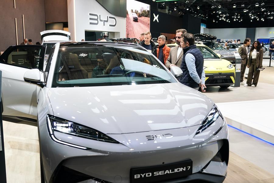 Auto BYD esposta al Salone dell'Auto di Bruxelles, in Belgio. (10 gennaio 2026 - Xinhua/Peng Ziyang)