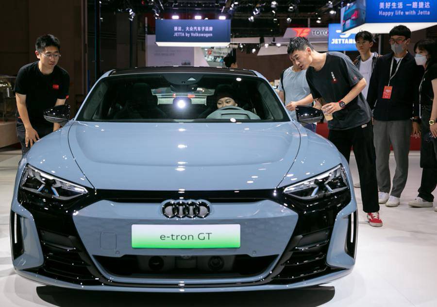 Un'Audi e-tron GT esposta alla 20ª Shanghai International Automobile Industry Exhibition, nella Cina orientale. (18 aprile 2023 - Xinhua/Wang Xiang)