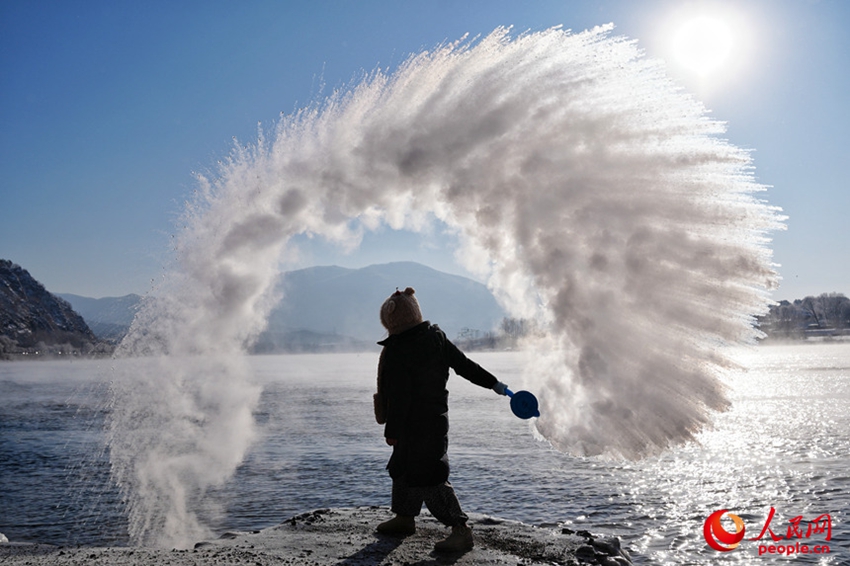 Jilin: Rami ghiacciati e alberi di giada, un pittoresco paesaggio di brina