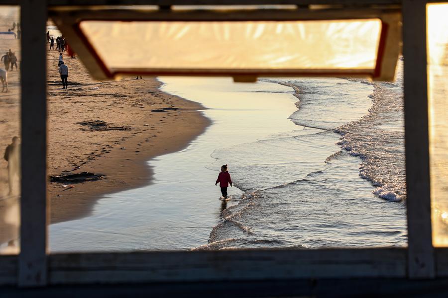 Palestinesi trascorrono del tempo su una spiaggia di Gaza City al tramonto. (16 gennaio 2026 - Rizek Abdeljawad/Xinhua)