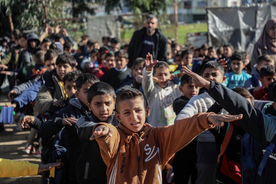 Studenti della scuola Al-Shamal, situata a soli 100 metri dalla "Linea Gialla" nel campo profughi di Jabalia, nella Striscia di Gaza settentrionale. (12 gennaio 2026 - Rizek Abdeljawad/Xinhua)