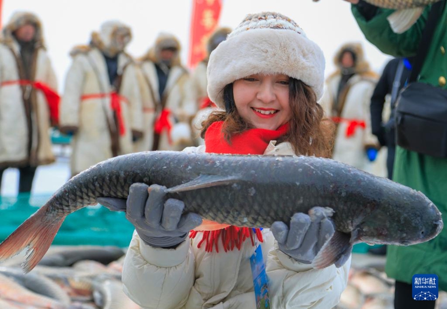 Stagione della pesca invernale al Lago Bosten, Xinjiang