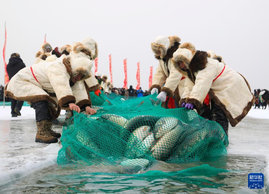 Stagione della pesca invernale al Lago Bosten, Xinjiang