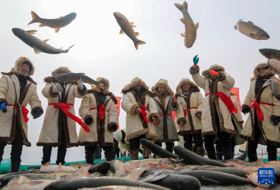 Stagione della pesca invernale al Lago Bosten, Xinjiang