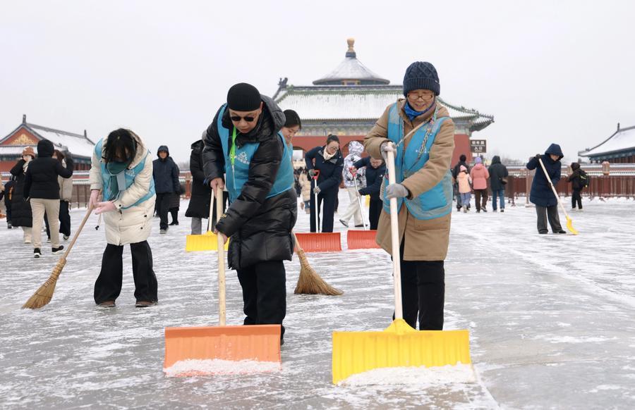 Il personale addetto alla manutenzione rimuove la neve nel Parco del Tempio del Cielo (Tiantan Park) dopo una nevicata a Beijing, capitale della Cina. (18 gennaio 2026 - Xinhua/Zhang Jiang)
