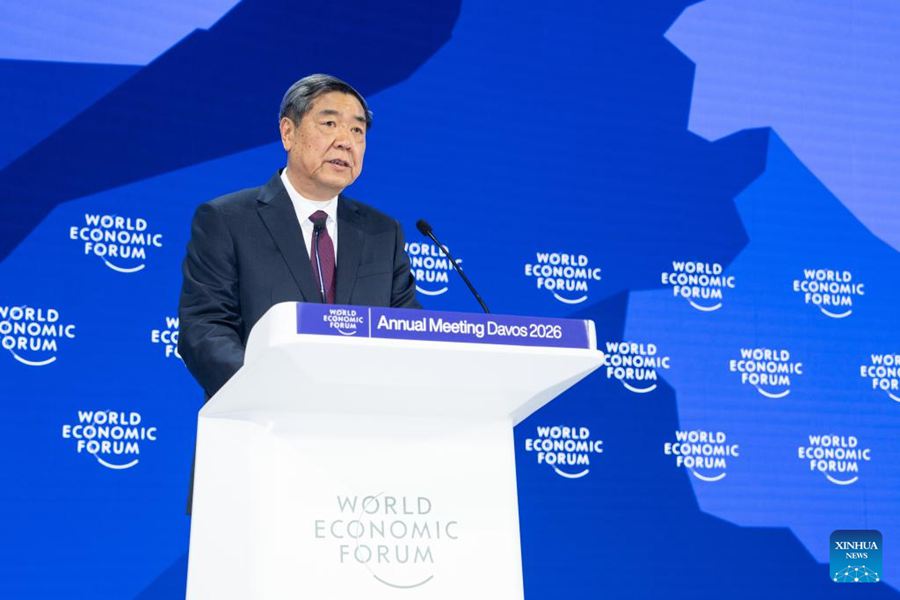 Il Vice Primo Ministro cinese He Lifeng pronuncia un discorso in occasione del Forum Economico Mondiale (WEF) del 2026 a Davos, in Svizzera. (20 gennaio 2026 - Xinhua/Peng Ziyang)
