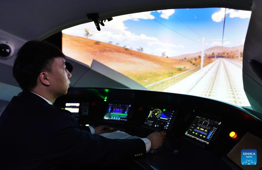 Personale dei treni ad alta velocità a Beijing impegnato nei preparativi per l'ondata di viaggi della Festa di Primavera