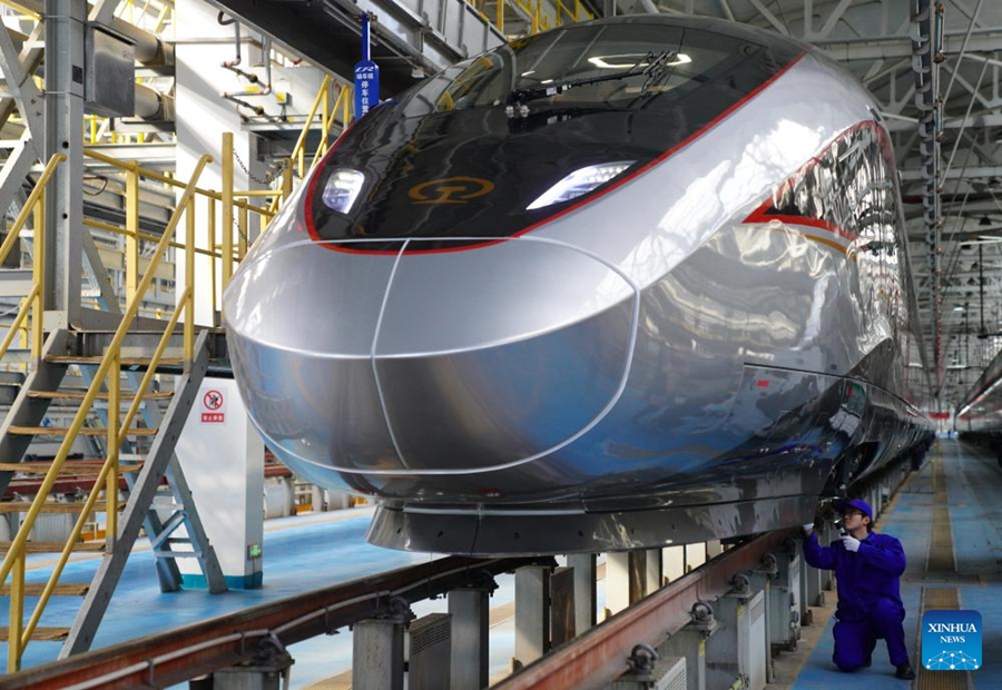 Personale dei treni ad alta velocità a Beijing impegnato nei preparativi per l'ondata di viaggi della Festa di Primavera