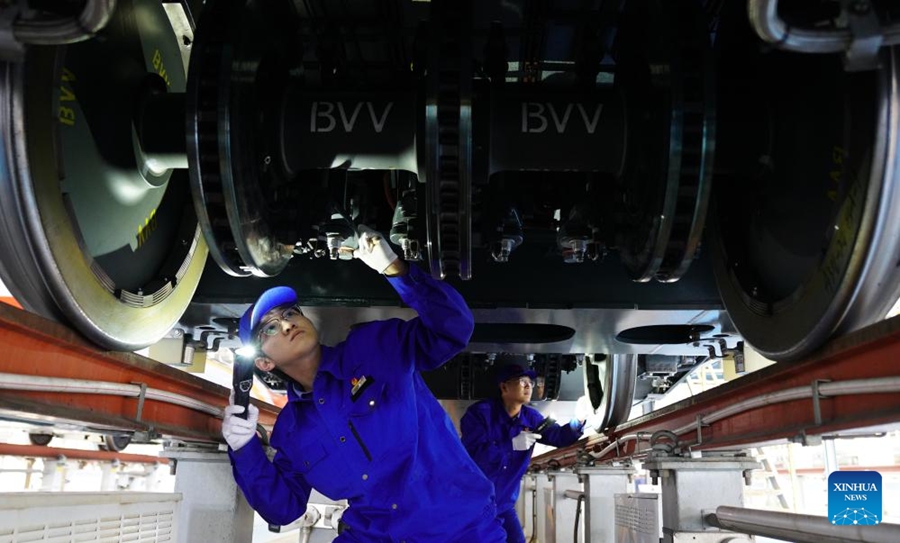 Personale dei treni ad alta velocità a Beijing impegnato nei preparativi per l'ondata di viaggi della Festa di Primavera