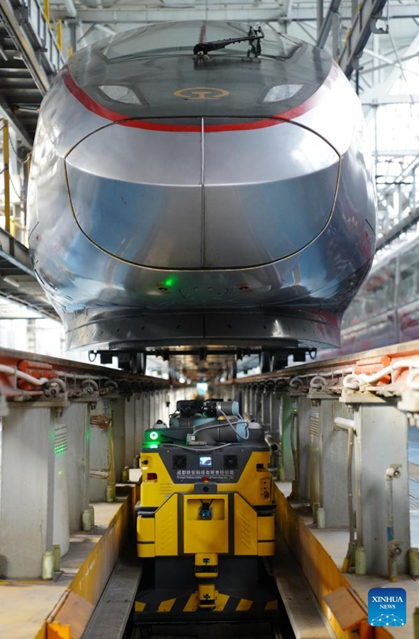 Personale dei treni ad alta velocità a Beijing impegnato nei preparativi per l'ondata di viaggi della Festa di Primavera