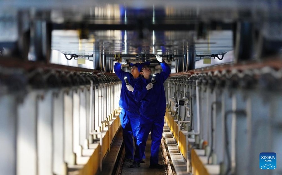 Personale dei treni ad alta velocità a Beijing impegnato nei preparativi per l'ondata di viaggi della Festa di Primavera