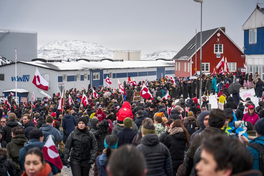 Manifestazione contro le azioni e le dichiarazioni degli Stati Uniti che suggeriscono un tentativo di controllo sulla Groenlandia, a Nuuk, capitale della Groenlandia, territorio autonomo della Danimarca. (17 gennaio 2026 - Anders Kongshaug/Xinhua)