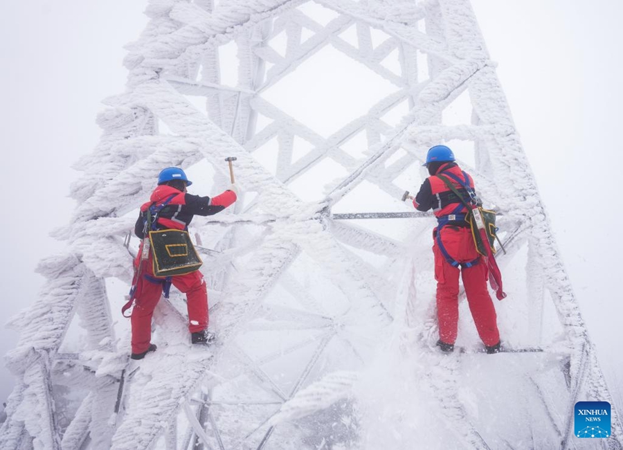 Personale addetto alla manutenzione della rete elettrica garantisce la stabilità della rete fra le forti gelate nello Hubei
