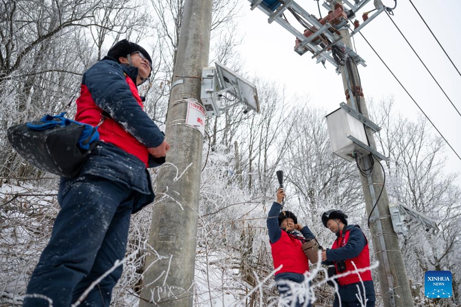 Personale addetto alla manutenzione della rete elettrica garantisce la stabilità della rete fra le forti gelate nello Hubei