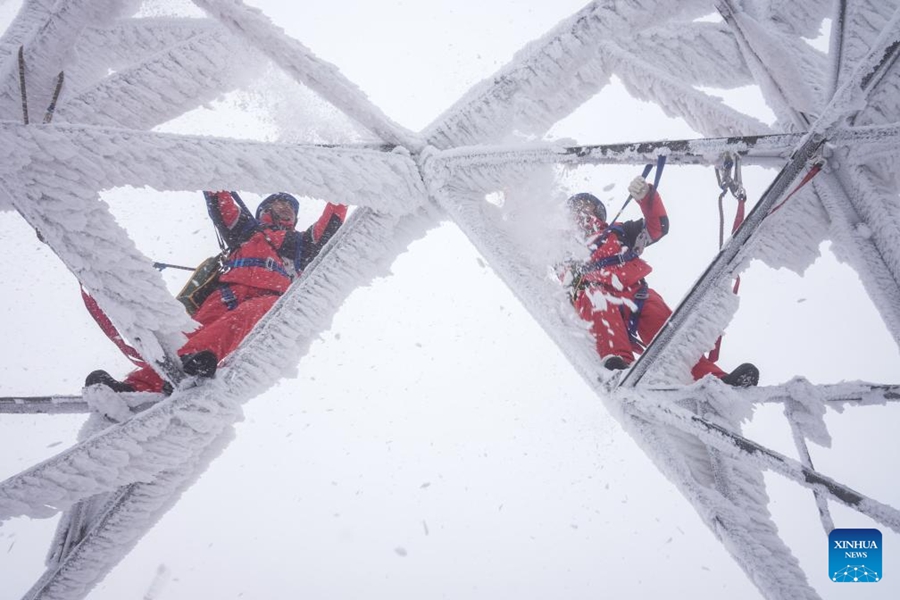 Personale addetto alla manutenzione della rete elettrica garantisce la stabilità della rete fra le forti gelate nello Hubei