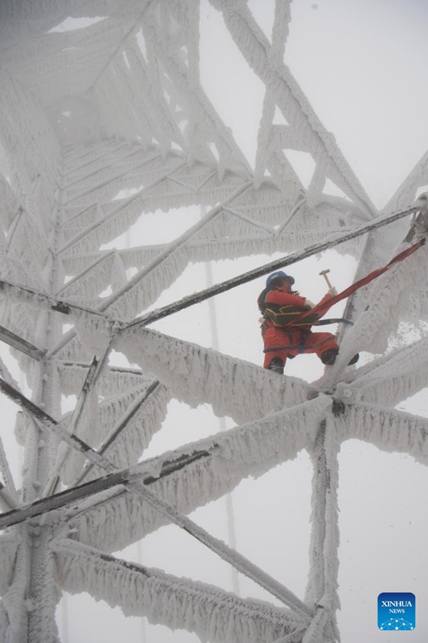 Personale addetto alla manutenzione della rete elettrica garantisce la stabilità della rete fra le forti gelate nello Hubei