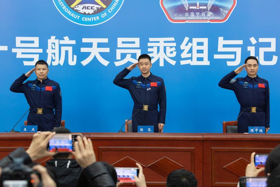 I tre astronauti Chen Dong (al centro), Chen Zhongrui (a destra) e Wang Jie, membri dell'equipaggio della missione con equipaggio Shenzhou-20 della Cina, salutano durante una conferenza stampa a Beijing, capitale della Cina. (16 gennaio 2026 - Xinhua/Li Minggang)