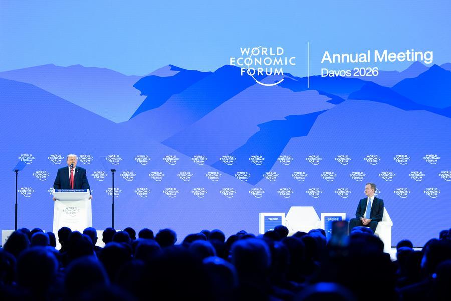 Il Presidente degli Stati Uniti Donald Trump (a sinistra) interviene alla riunione annuale del World Economic Forum di Davos, in Svizzera. (21 gennaio 2026 - Xinhua/Lian Yi)