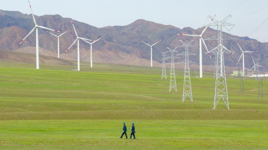 Dipendenti della State Grid Bortala Electric Power Supply Company pattugliano l'area panoramica del lago Sayram per garantire la fornitura di energia elettrica nella prefettura autonoma mongola di Bortala, nella Regione Autonoma Uigura dello Xinjiang, nel nord-ovest della Cina. (17 luglio 2025 - Yin Tianjie/Xinhua)