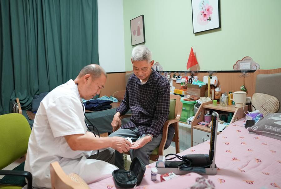 La Cina introduce un programma di sussidi nazionali per i servizi di assistenza agli anziani