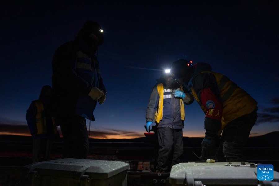 Reportage fotografico sui lavoratori della sezione di manutenzione della segnaletica ferroviaria più alta del mondo
