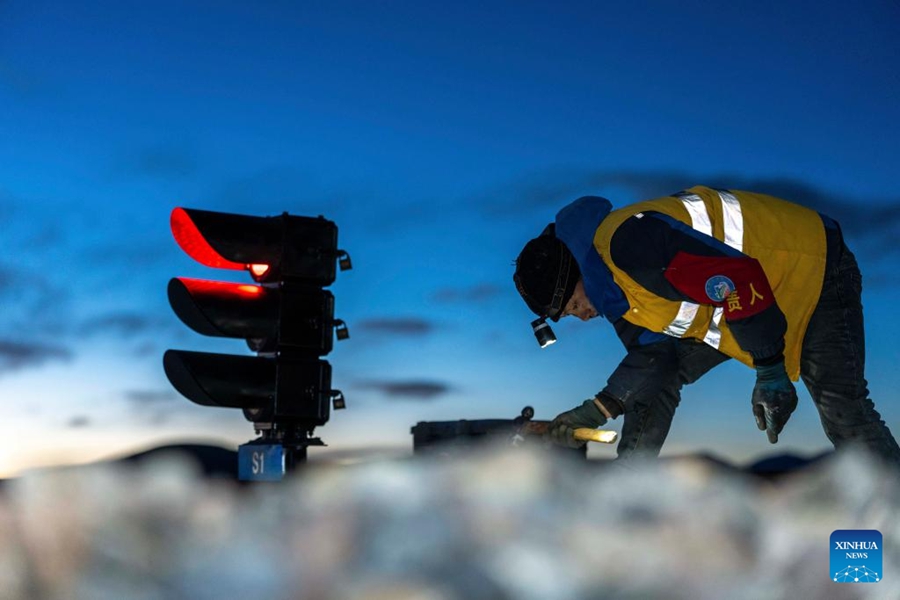 Reportage fotografico sui lavoratori della sezione di manutenzione della segnaletica ferroviaria più alta del mondo