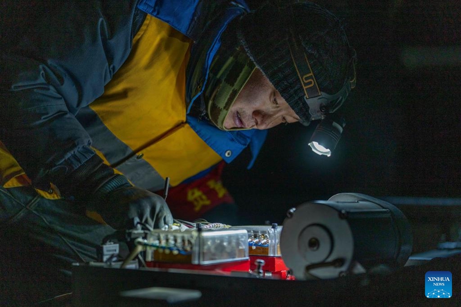 Reportage fotografico sui lavoratori della sezione di manutenzione della segnaletica ferroviaria più alta del mondo